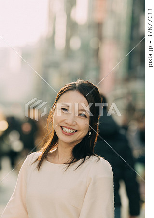 銀座 街角のビジネスウーマン 日本人女性 銀座 街角のビジネスウーマン 日本人女性 37877011