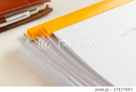 山積みの書類　資料　ビジネス　準備　報告書 37877697