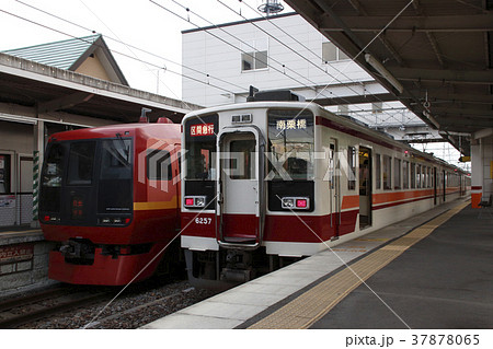 特急通過待ちを行う東武日光線6050系 特急通過待ちを行う東武日光線6050系 37878065