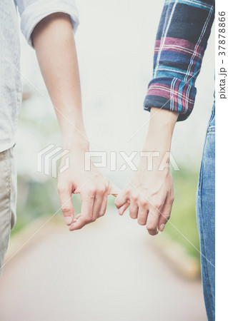 手をつなぐカップル（ボディパーツ・アップ） 37878866