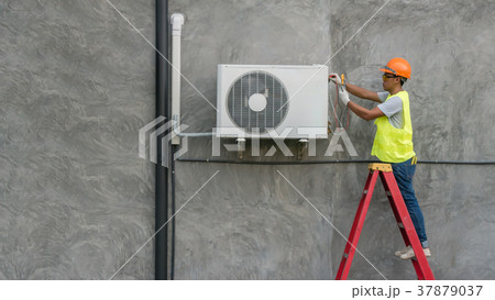 Technician is checking air conditioner 37879037