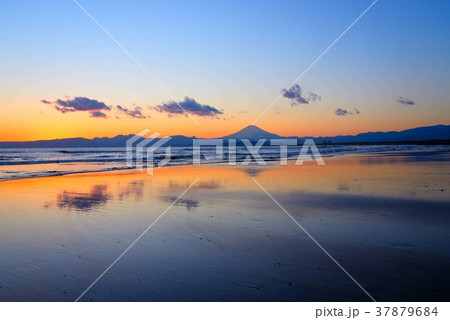 富士山の見える鵠沼海岸の夕焼けの景色 37879684