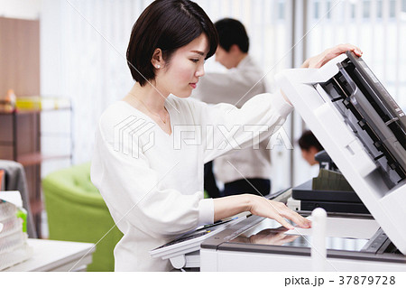 コピー機 女性 ビジネスシーン コピー機 女性 ビジネスシーン 37879728