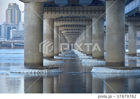 冬のソウル 麻浦大橋と氷結した漢河の写真素材