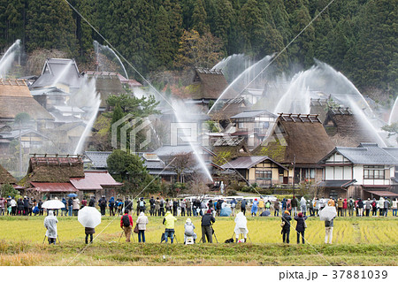 美山 かやぶきの里 放水 37881039