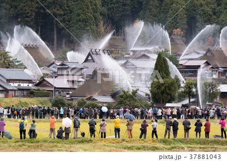 美山 かやぶきの里 放水 37881043