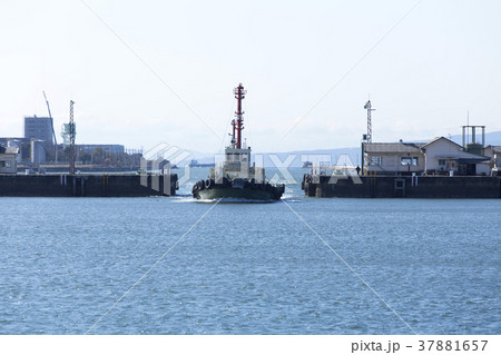 三池港　帰港するタグボート、 37881657