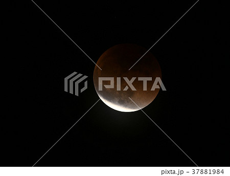 皆既月食が終り 左下から明るさを取り戻していく月 1月31日 検索キーワード 皆既月食連続写真の写真素材