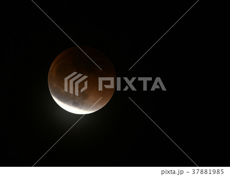 皆既月食が終り 左下から明るさを取り戻していく月 1月31日 検索キーワード 皆既月食連続写真の写真素材