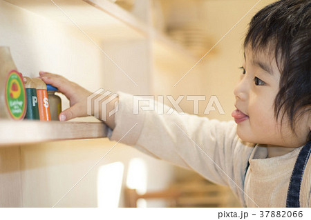 戸棚に手を伸ばす男の子 戸棚に手を伸ばす男の子 37882066