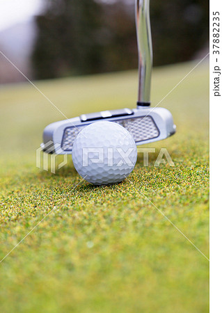 パターとゴルフボールの写真素材 3735