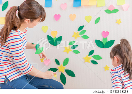 付箋で遊ぶお母さんと女の子 37882323