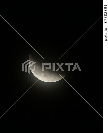 皆既月食が終り 明るさを取り戻していく月 18年1月31日 検索キーワード 皆既月食連続写真の写真素材 3791