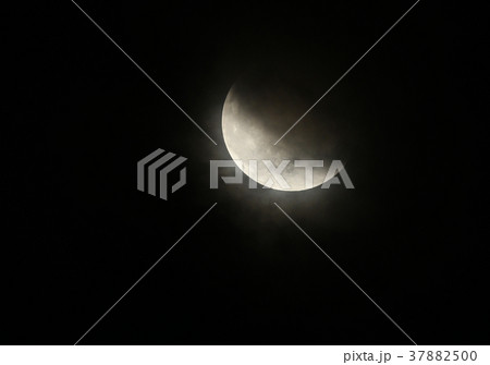 皆既月食が終り、明るさを取り戻していく月＝2018年1月31日、検索キーワード　皆既月食連続写真 37882500