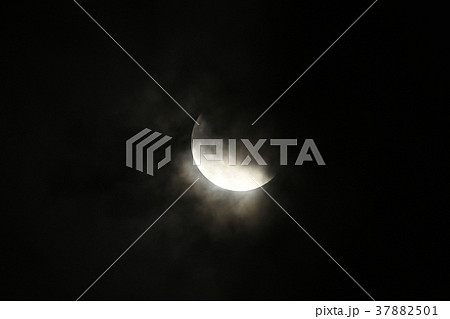 皆既月食が終り 明るさを取り戻していく月 18年1月31日 検索キーワード 皆既月食連続写真の写真素材