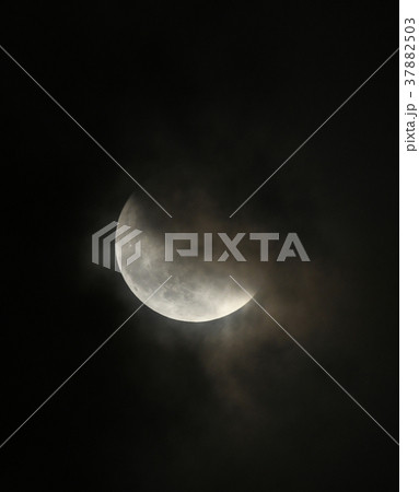 皆既月食が終り、明るさを取り戻していく月=2018年1月31日、検索キーワード 皆既月食連続写真 皆既月食が終り、明るさを取り戻していく月=2018年1月31日、検索キーワード 皆既月食連続写真 37882503