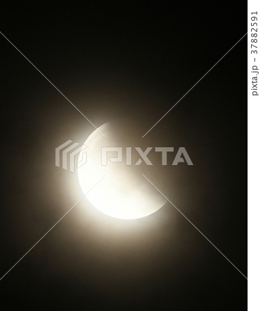 皆既月食が終り、明るさを取り戻していく月＝2018年1月31日、検索キーワード　皆既月食連続写真 37882591