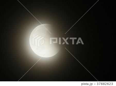 皆既月食が終り 明るさを取り戻していく月 18年1月31日 検索キーワード 皆既月食連続写真の写真素材