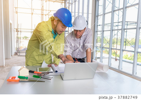 Portrait of engineers and achitects brainstorming  37882749
