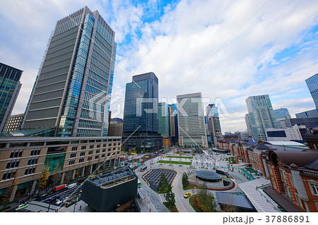 東京駅丸の内駅前広場整備完了後の駅前風景  37886891