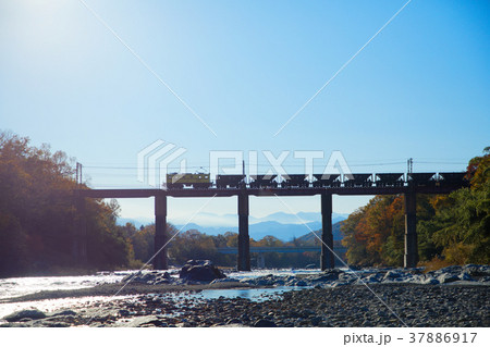 秩父鉄道の貨物列車と鉄橋 秩父鉄道の貨物列車と鉄橋 37886917