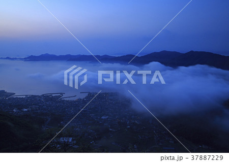 瀬戸内の雲海　瀬戸内海国立公園野呂山鉢巻山展望台より 37887229