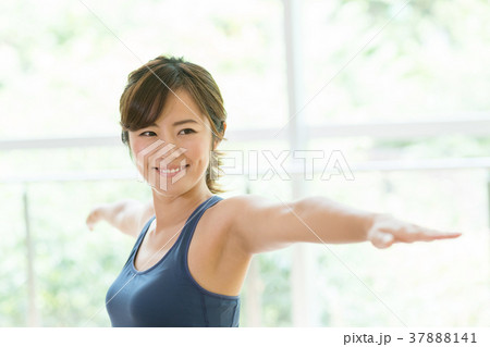 フィットネス バランスボール スポーツジム イメージ 37888141