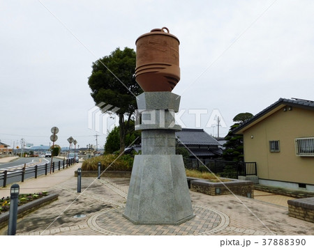 山陽小野田市にある硫酸瓶のモニュメント 37888390