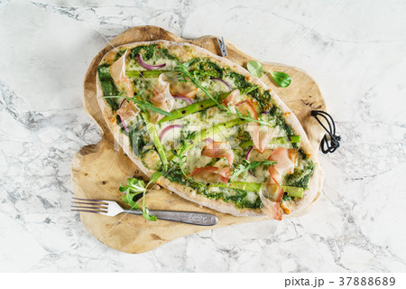 pizza with asparagus and bacon 37888689