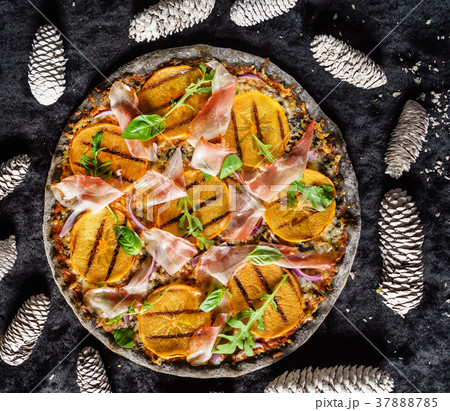 pizza with persimmon 37888785