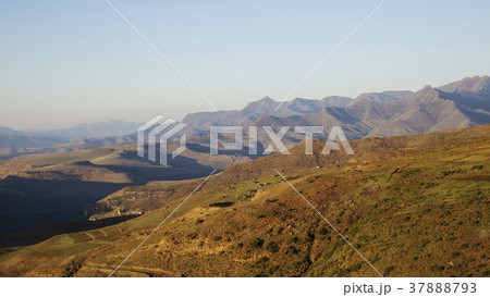 囲まれて 山塊 山道 37888793