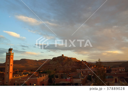 モロッコ　朝日に染まるアイト・ベン・ハッドゥ 37889028