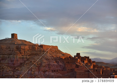 モロッコ　アイト・ベン・ハッドゥ　朝日に輝く 37889409