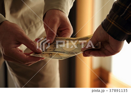 お金を渡す お金を渡す 37891135