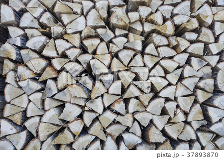 綺麗に積まれた薪 37893870
