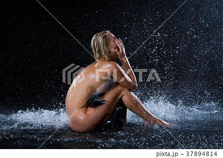 nude in rain 