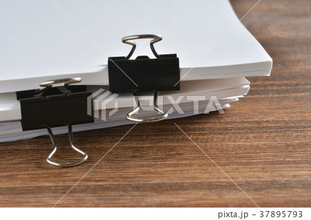 積み重ねた書類 積み重ねた書類 37895793