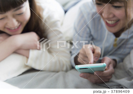ベッドでくつろぐ女子たち 37896409