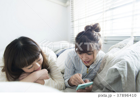 ベッドでくつろぐ女子たち 37896410