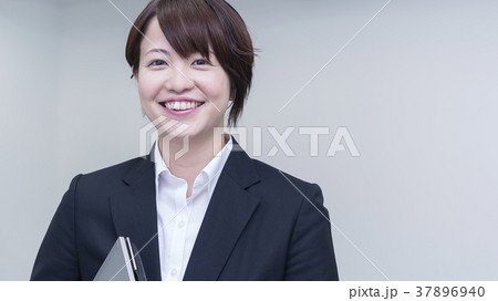 笑顔のビジネスウーマン 笑顔のビジネスウーマン 37896940