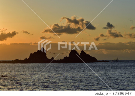 神奈川県真鶴半島 三ツ石と漁船 神奈川県真鶴半島 三ツ石と漁船 37896947