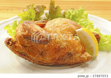 鳥の丸焼き　ロティサリーチキン 37897053