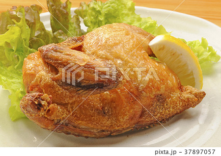 鳥の丸焼き　ロティサリーチキン 37897057
