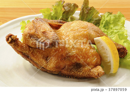 鳥の丸焼き　ロティサリーチキン 37897059