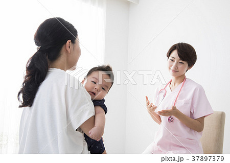 乳児健診 乳児健診 37897379