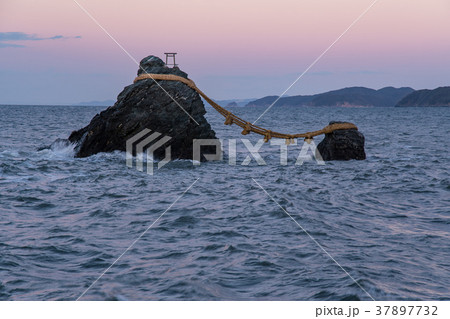 三重 伊勢二見ヶ浦 夫婦岩の夕景 三重 伊勢二見ヶ浦 夫婦岩の夕景 37897732