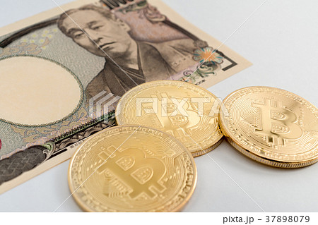 仮想通貨・ビットコインと現金のイメージ 37898079