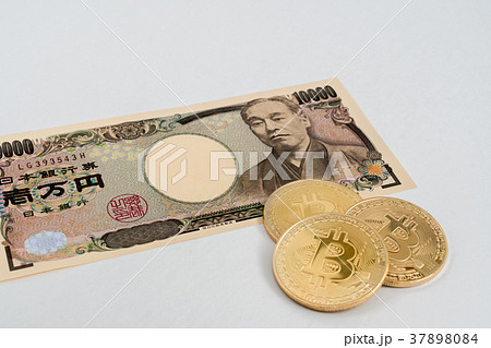 仮想通貨・ビットコインと現金のイメージ 37898084