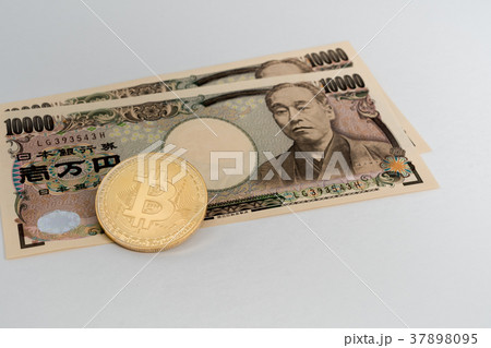 仮想通貨・ビットコインと現金のイメージ 37898095