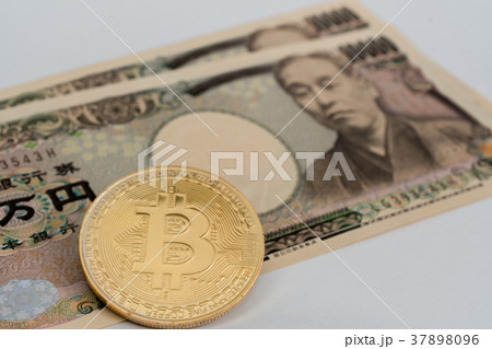 仮想通貨・ビットコインと現金のイメージ 37898096